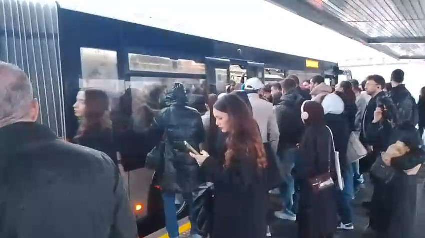 Avcılar'da metrobüs arızalandı; duraklarda yoğunluk oluştu - Resim : 2