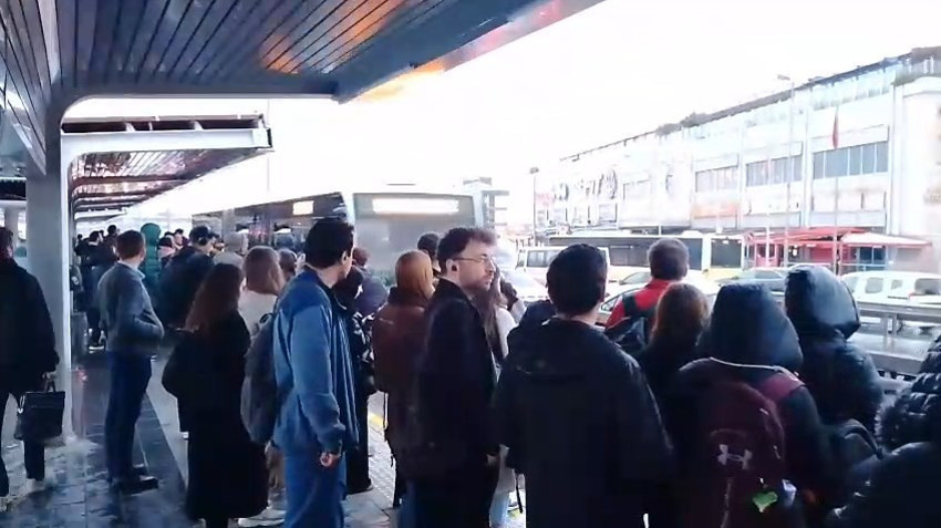 Avcılar'da metrobüs arızalandı; duraklarda yoğunluk oluştu - Resim : 1