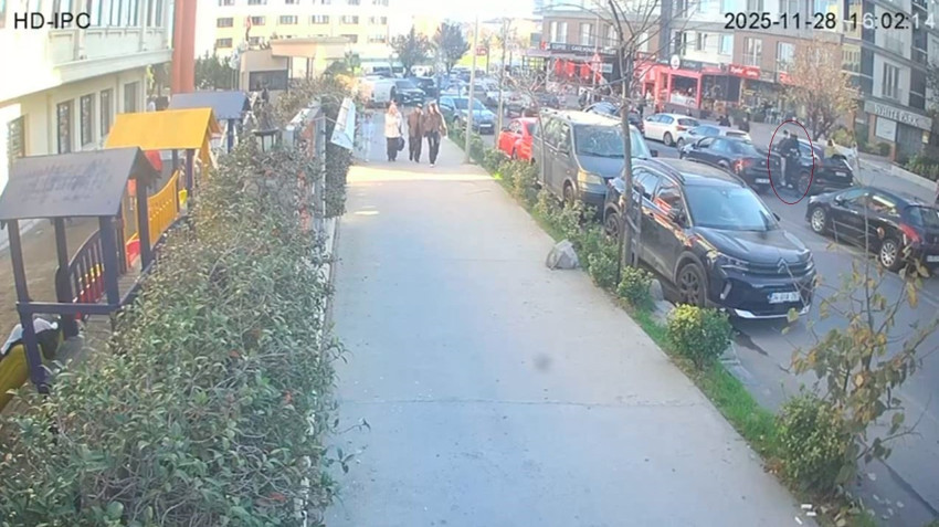 Okul çıkışında dehşet! Ters yönden gelen scooter, kadına ve çocuğa çarptı; o anlar kamerada - Resim : 1