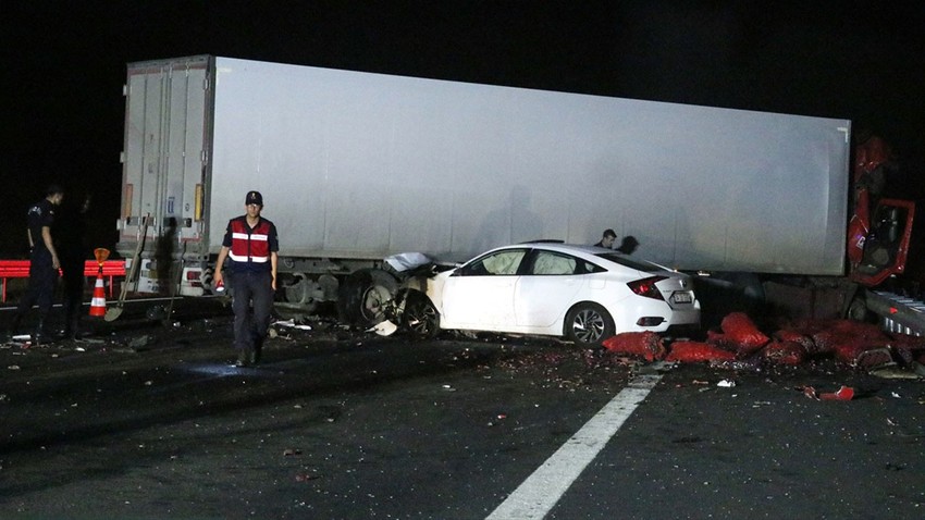 İzmir'de feci kaza!.. TIR kamyona otomobil TIR'a!