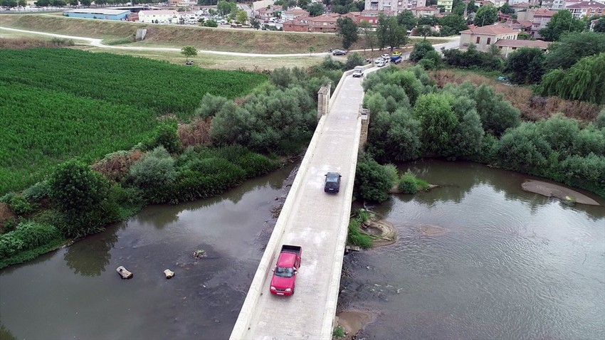 Polisi görünce köprüden geri viteste kaçtılar