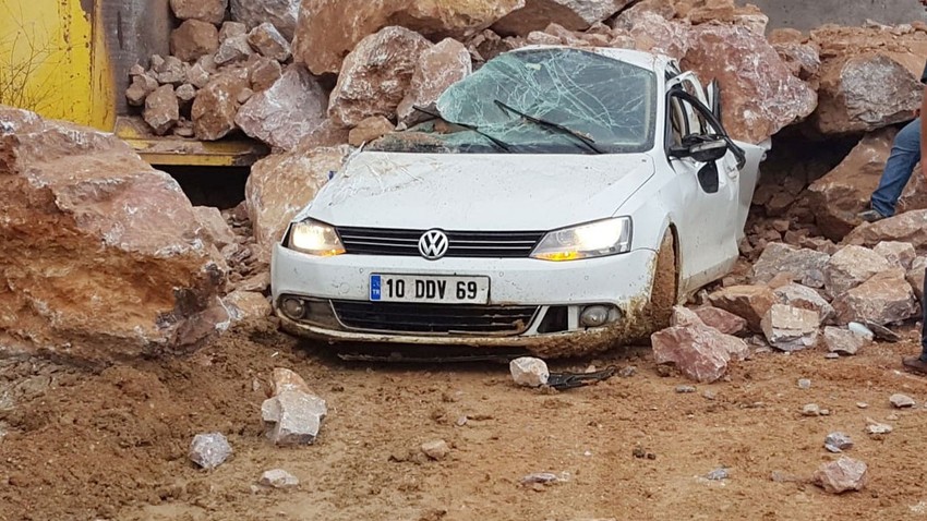 Balıkesir'de feci ölüm! Kamyondan dökülen kayaların altında kaldı