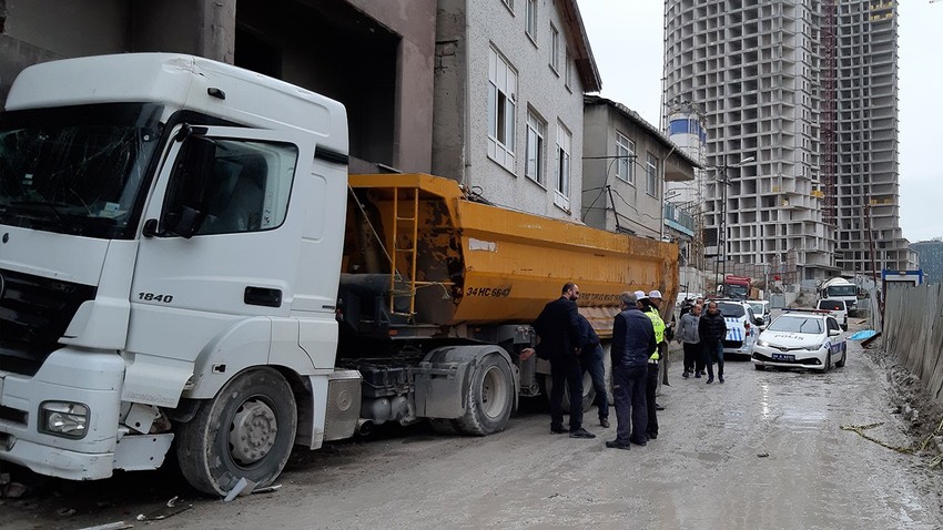 Kamyonun altında kalan sürücü hayatını kaybetti