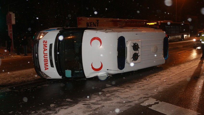 Yol buzlandı... Ambulans taklalar attı!