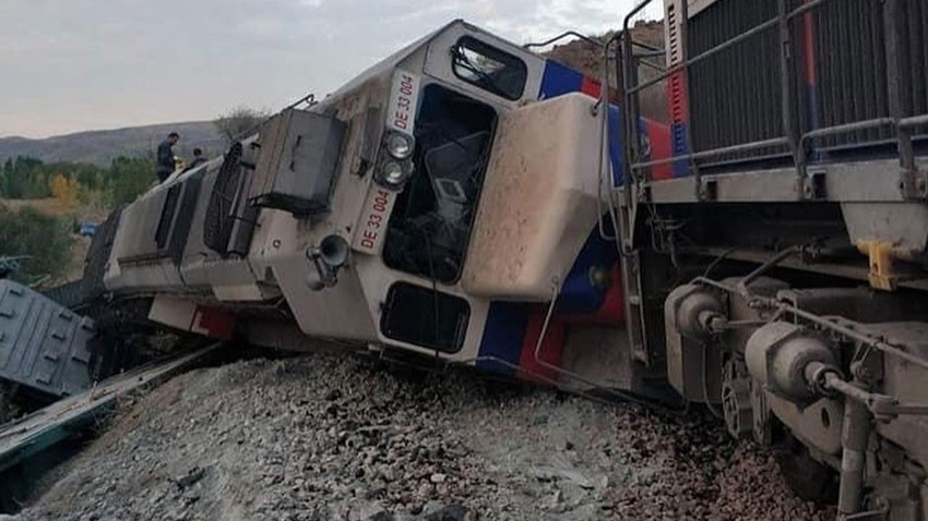 Ankara'da iki tren çarpıştı: 2 ölü