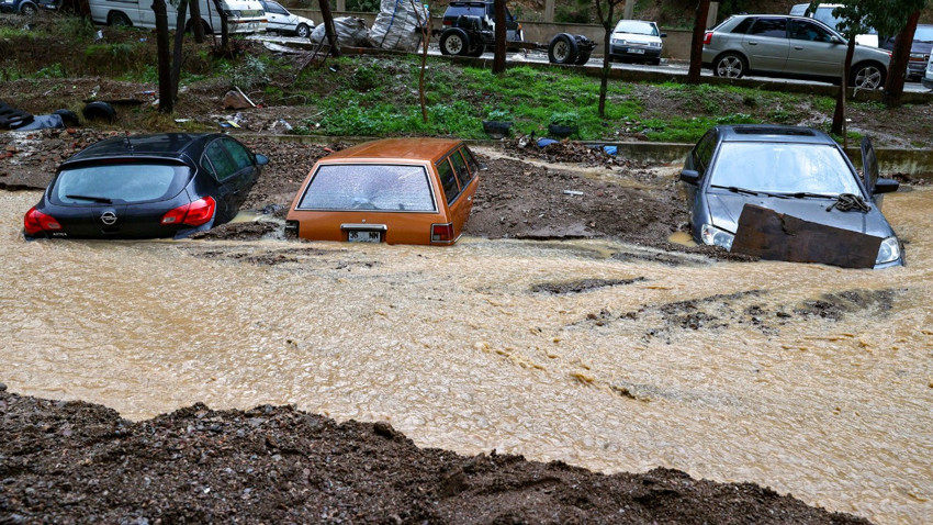 İzmir'de sele kapılan iki kişinin cesedi bulundu... Tarlaya bakmak için çıkmışlar