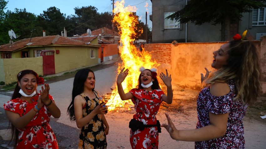 Korona onları durduramadı.. Romanlar Kakava'yı evlerinin önünde böyle kutladı