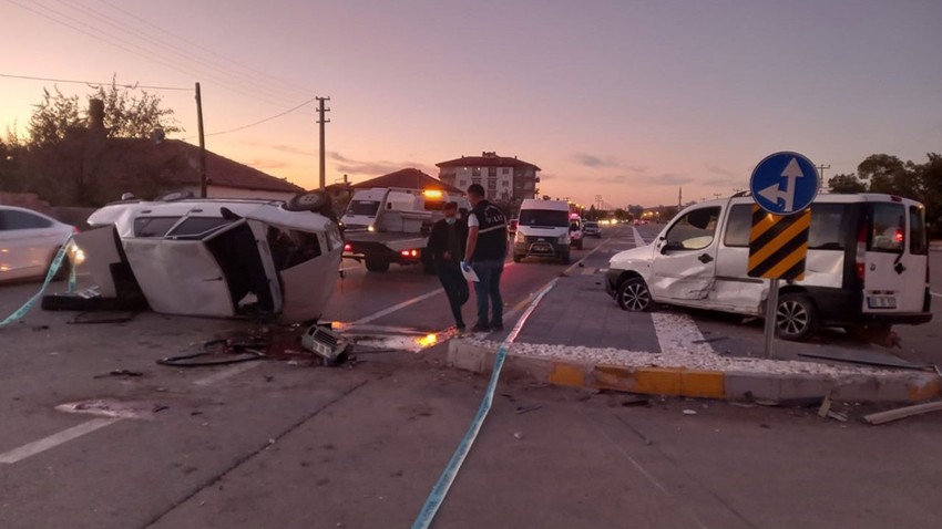 Aksaray'da hafif ticari araçla otomobili çarpıştı: 1 ölü