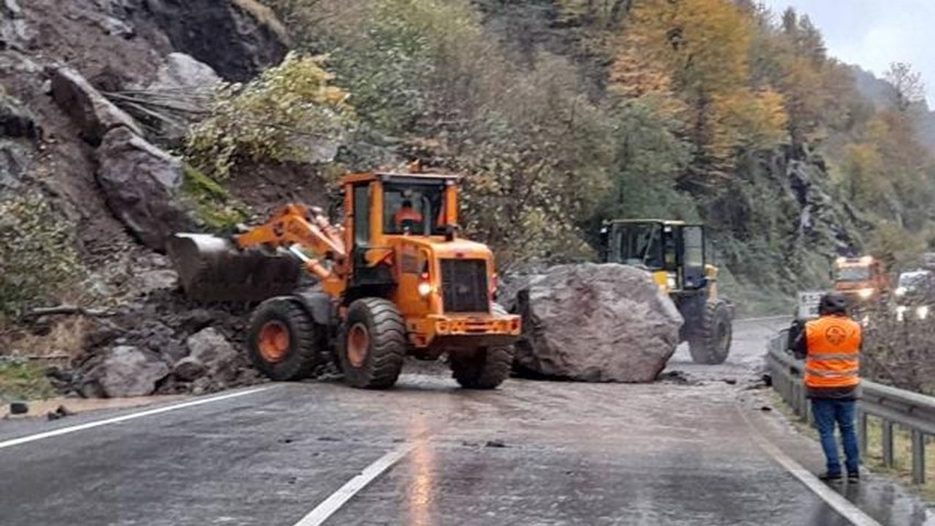 Trabzon'da heyelan: Yol ulaşıma kapandı