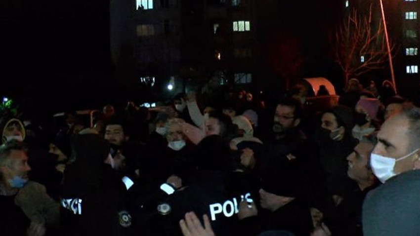 Arnavutköy'de site sakinleri aidata zam yapan yönetimi protesto etti