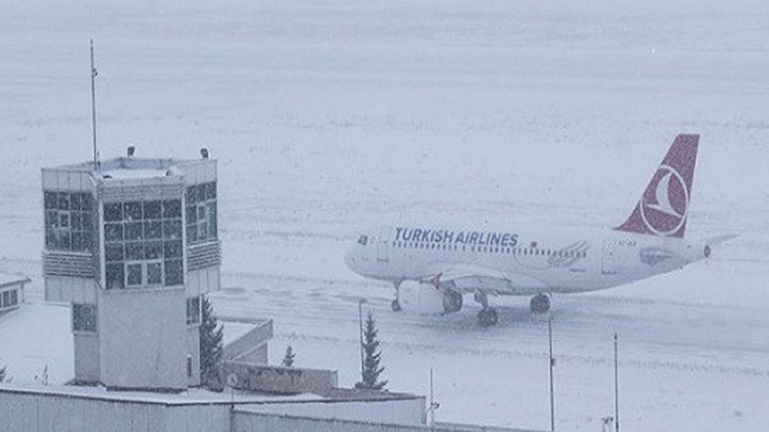 Trabzon'da hava yolu ulaşımına kar engeli