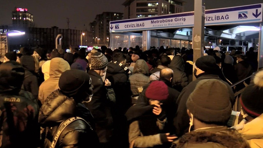 Metrobüs duraklarında kar yoğunluğu - Resim: 1