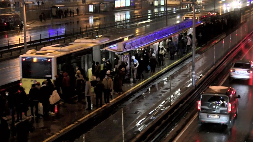 Metrobüs duraklarında kar yoğunluğu - Resim: 2