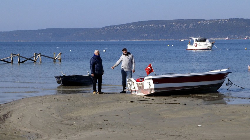 Çanakkale'de deniz çekildi, tekneler karaya oturdu