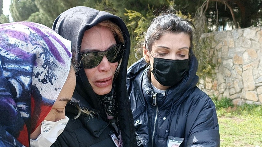 Seray Sever babasını son yolculuğuna uğurladı! Ayakta durmakta güçlük çekti!