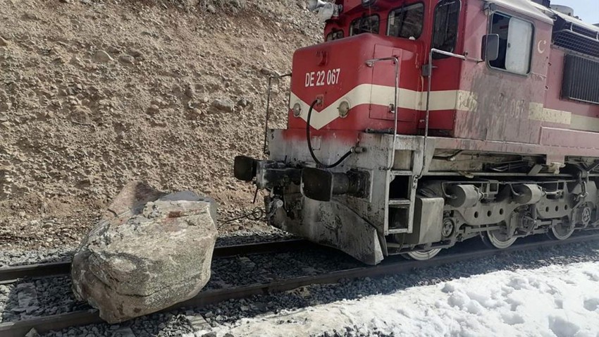 Dağdan kopan kaya parçaları Doğu Ekspresi ulaşımını aksattı