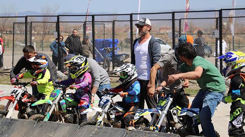 Engin Altan Düzyatan'ın oğlu da motorcu çıktı