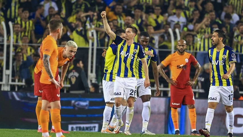 Fenerbahçe Galatasaray'ı devirdi!