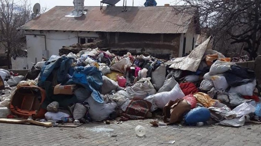 60 yaşındaki kadının evinden 2 kamyon çöp çıkarıldı