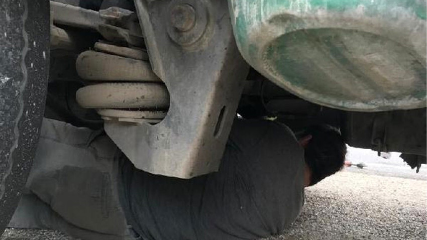 Tankerin altında kolu sıkıştı