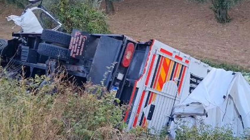 Bursa'da kamyonet ile hafif ticari araç kafa kafaya çarpıştı: 7 yaralı