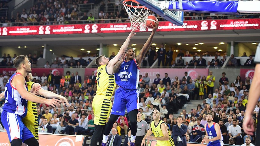 Fenerbahçe Beko - Anadolu Efes maçı nefesleri kesti! Heyecanın yüksek olduğu maçta Cumhurbaşkanlığı Kupası'nın sahibi belli oldu