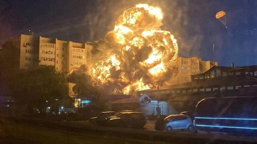 Savaş uçağı 9 katlı binanın üzerine düştü! Yakıt tankı patlayan uçak alev alev yandı