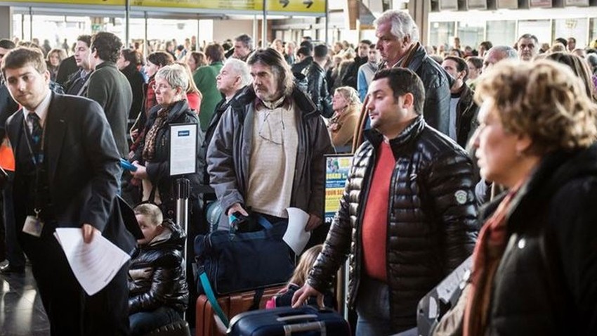 Havalimanında kaos! Grev izdihama neden oldu... Yaralı polisler var