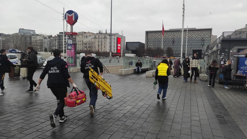 Taksim metrosunda raylara yolcu düştü! Seferler durdu!