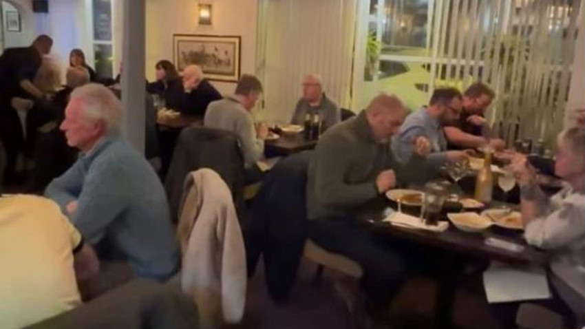 Restorandaki gizemli fotoğraf! Ön tarafta oturan iki adamı gören kadın restorana koştu