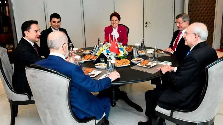 En yakını önce paylaştı, sonra sildi! 6'lı masanın adayı o mu olacak?