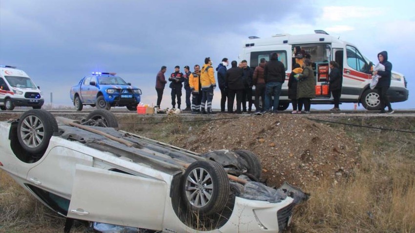 Sivas'ta otomobil şarampole uçtu: Yaralılar var