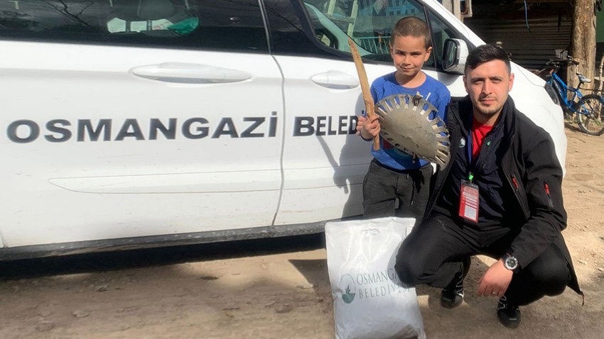 Depremden sonra jant kapağından oyuncak yapan Osmangazi'nin yüzünü Osmangazi Belediyesi güldürdü