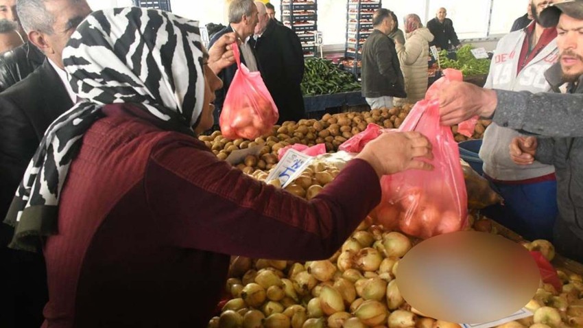 Görenleri şoke eden olay: O ilde kuru soğan sudan ucuz! Tezgahta kuyruk oluştu