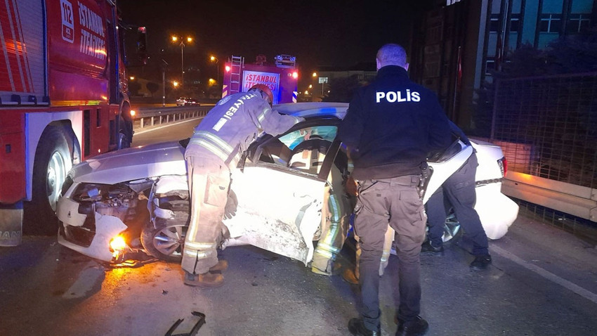 İstanbul'da araç bariyerlere çarptı! Sürücünün ayağı koptu