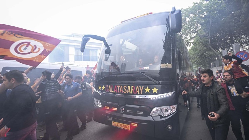 Taraftarlardan coşkulu uğurlama: Şampiyon Galatasaray, Fenerbahçe derbisi için yola çıktı!