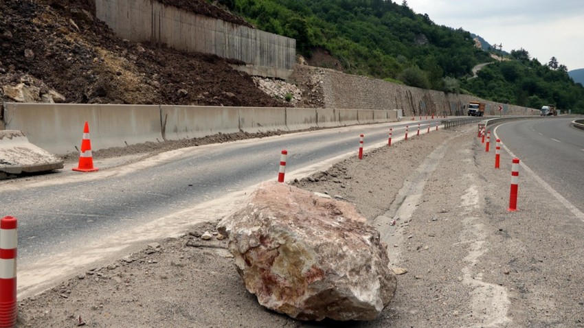 Dağdan kopan dev kayalar yola indi! Ulaşım durdu