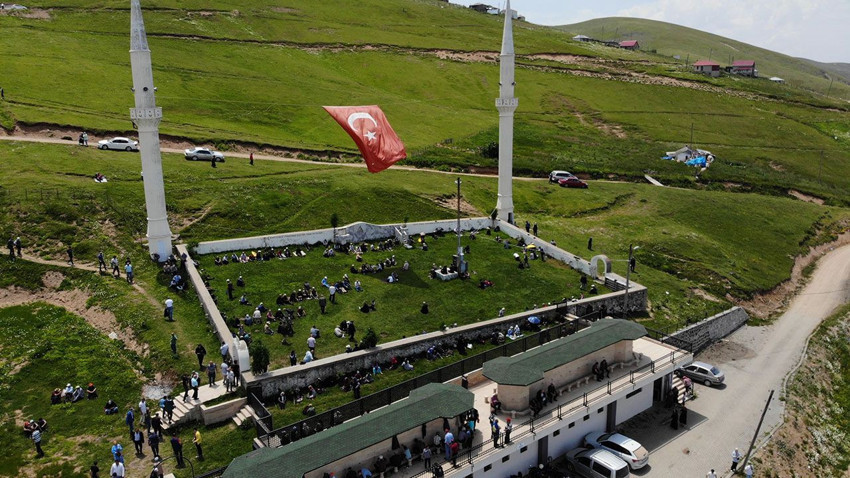 Görenler şaşırıyor: Bu camide halı yerine çim, kubbe yerine gökyüzü var - Resim: 1