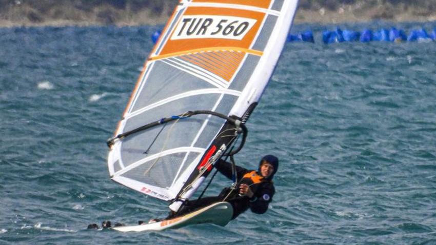 Milli sporcu Sarp Şarlı, dünya rüzgâr sörfünde Türkiye’yi temsil edecek