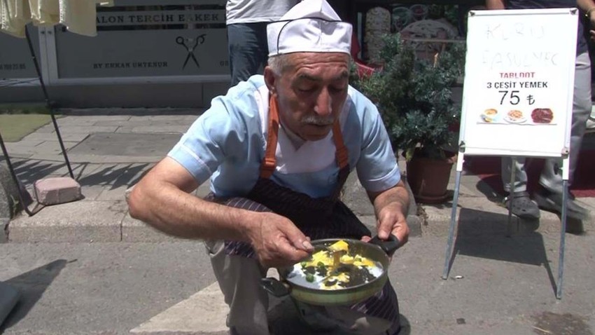 İstanbul'da sıcaklar kavurdu: Yolun ortasında tavada yumurta pişirdiler