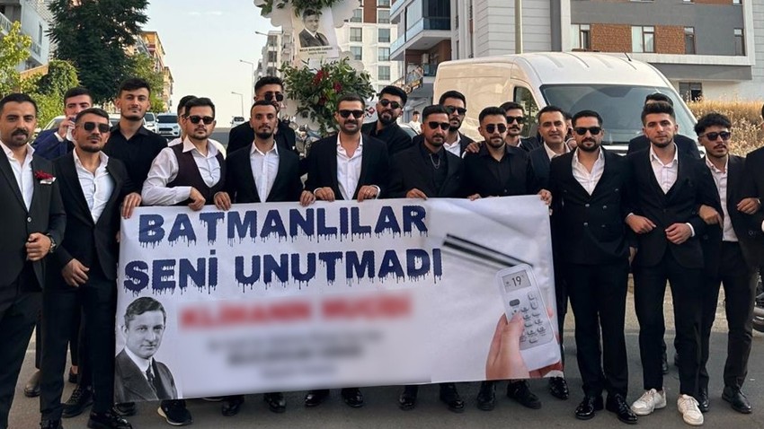 Takım elbiseleri giyip klimanın mucidini andılar