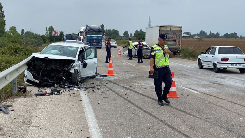 Karşı yönlerden gelen iki otomobil çarpıştı: 1 ölü, 5 yaralı