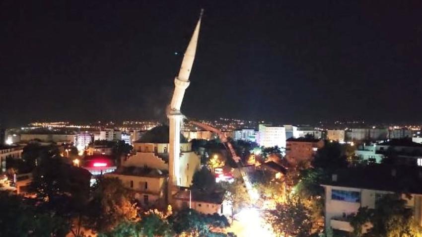 Depremde hasar görmüştü! O caminin minaresi kontrollü yıkıldı