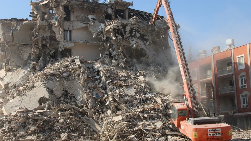 Kahramanmaraş'ta ağır hasarlı binaların yıkımı devam ediyor