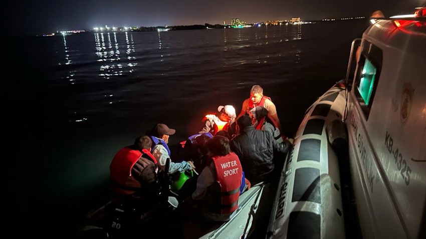 Didim'de yasa dışı yollardan yurt dışına çıkmak isteyen 15 kaçak göçmen yakalandı