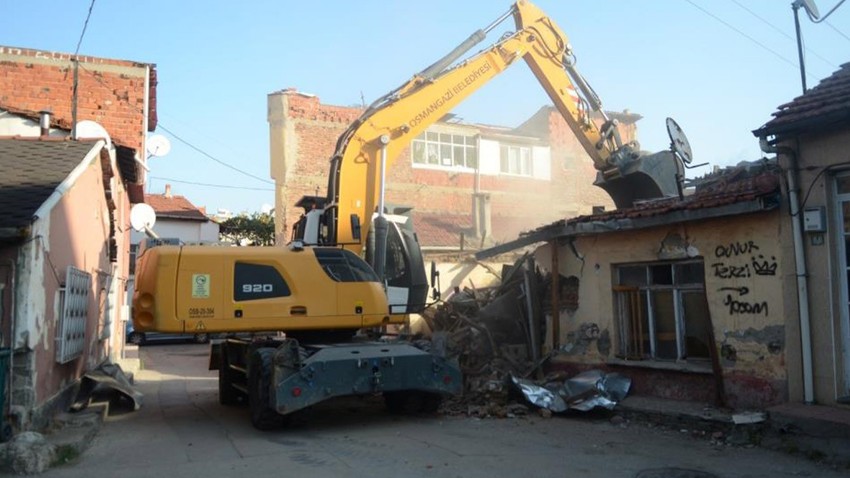 Bursa'da boş olan binayı yıkan iş makinesi operatörü, fark ettiği detay sonrası hemen yıkımı durdurup, makinesinden atladı ve içeri koştu