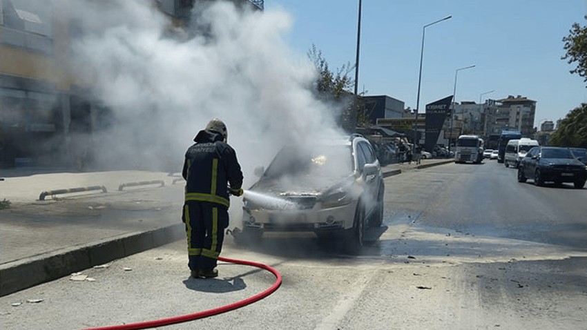 Otomobilde yangın çıktı:  2'si çocuk 3 kişi yaralandı