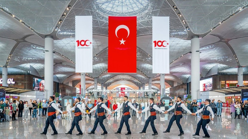 CUMHURİYET'İN 100. YILI İSTANBUL HAVALİMANI'NDA BANDO TAKIMIYLA KUTLANDI