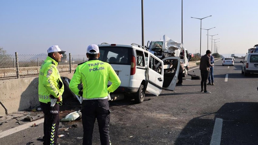 Facia geliyorum dedi! Otoyolda 8 kilometre ters giden sürücünün neden olduğu kazada bilanço: 3 ölü