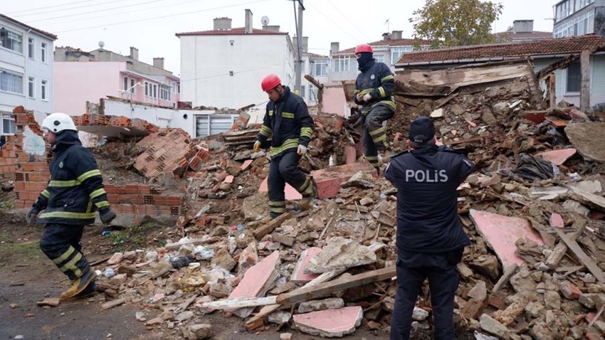 Edirne'de metruk bina çöktü! Binaya hurda toplamak için giren 2 kişi enkaz altında kaldı